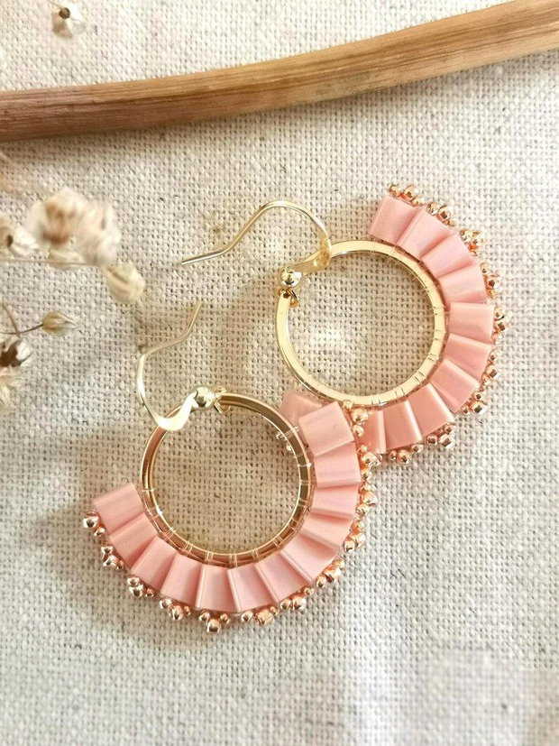 Cercei rotunzi cu margele Tila roz, cercei handmade boho