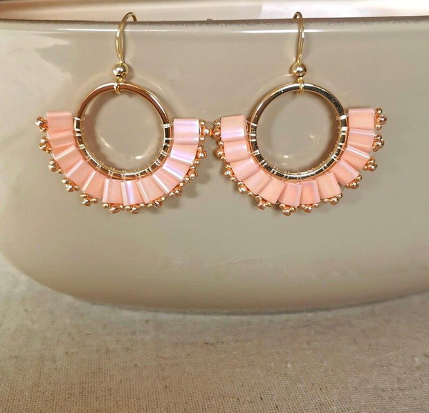 Cercei rotunzi cu margele Tila roz, cercei handmade boho
