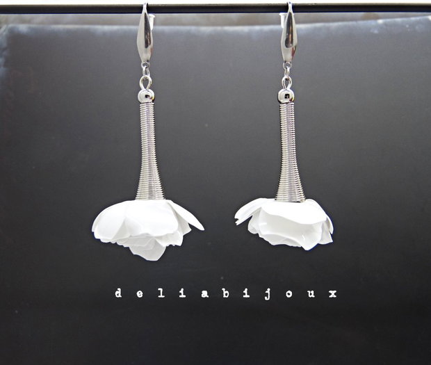 Cercei handmade trandafiri albi din plastic reciclat bijuterii eco unicat (cod1370)