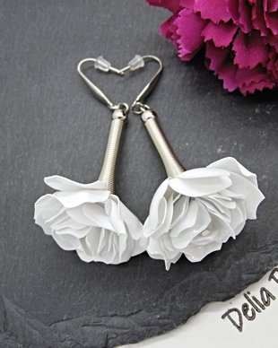 Cercei handmade trandafiri albi din plastic reciclat  bijuterii eco unicat (cod1370)