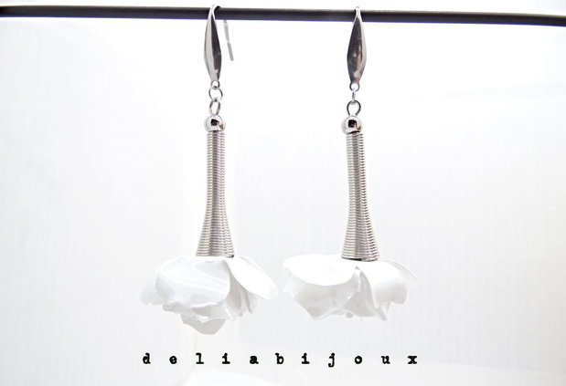 Cercei handmade trandafiri albi din plastic reciclat bijuterii eco unicat (cod1370)