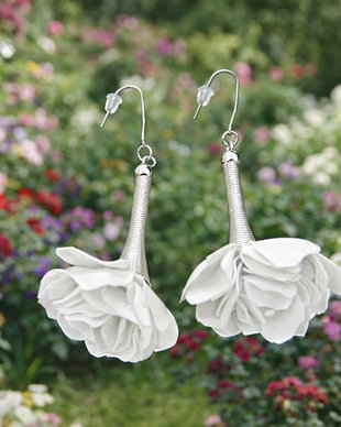 Cercei handmade trandafiri albi din plastic reciclat  bijuterii eco unicat (cod1370)