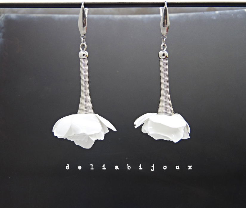 Cercei handmade trandafiri albi din plastic reciclat bijuterii eco unicat (cod1370)