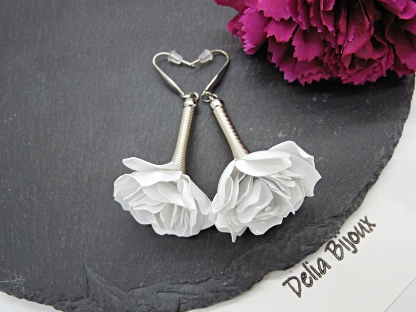 Cercei handmade trandafiri albi din plastic reciclat bijuterii eco unicat (cod1370)