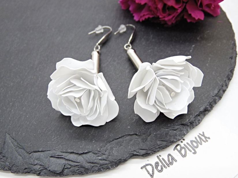 Cercei handmade trandafiri albi din plastic reciclat bijuterii eco unicat (cod1370)