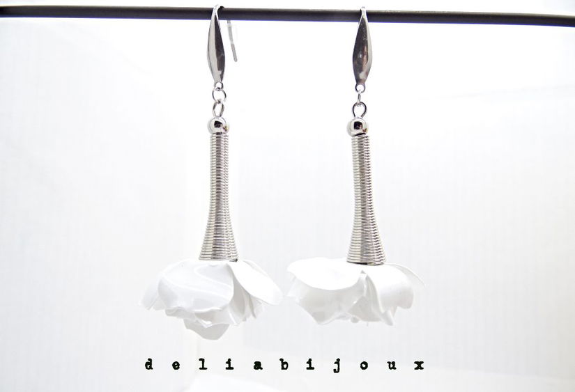 Cercei handmade trandafiri albi din plastic reciclat bijuterii eco unicat (cod1370)