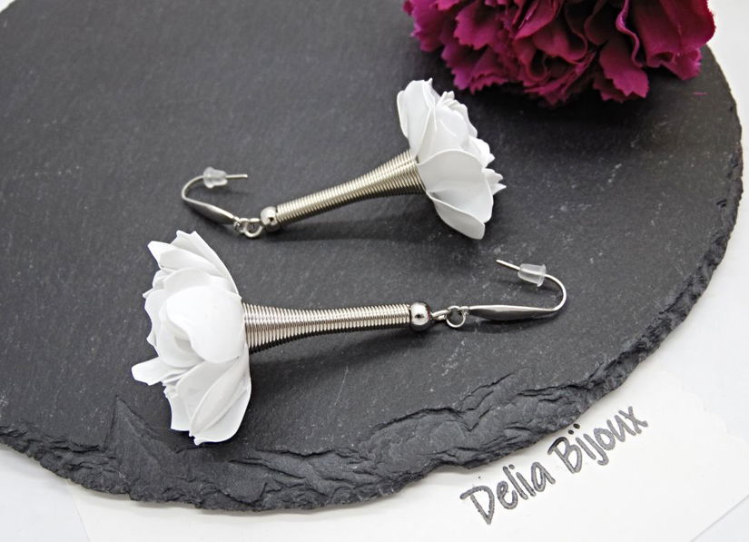 Cercei handmade trandafiri albi din plastic reciclat bijuterii eco unicat (cod1370)