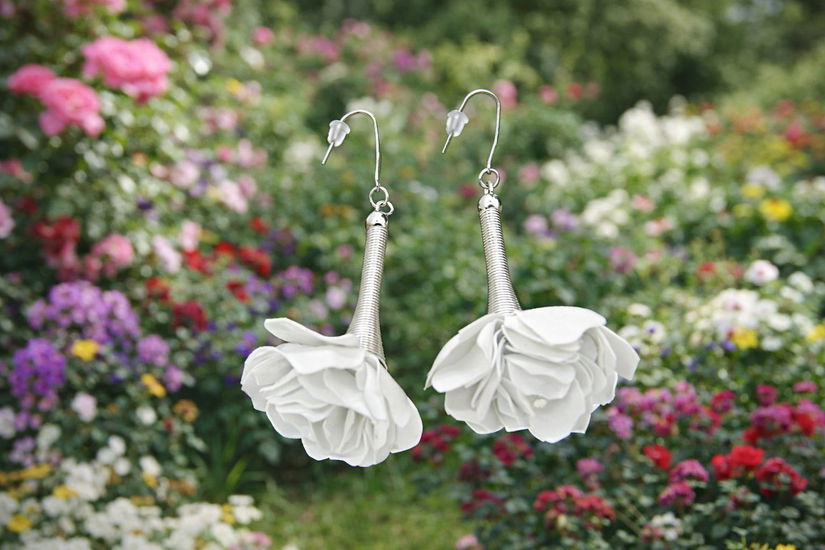 Cercei handmade trandafiri albi din plastic reciclat bijuterii eco unicat (cod1370)