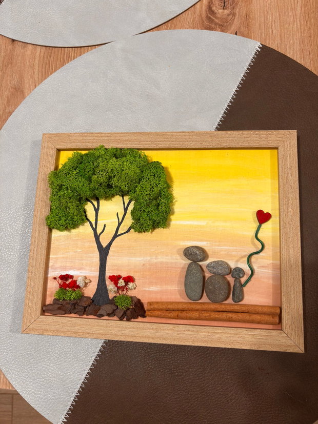 Tablou Pebble Art Familia sub Copacul Vieții Decor Naturale și Mușchi Stabilizat, 20x15 cm