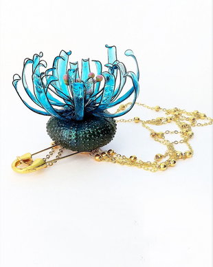 BROȘĂ ANEMONĂ DE MARE artizanală cu arici de mare natural, petale din rășină și lanțuri modulare
