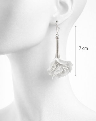 Cercei handmade trandafiri albi din plastic reciclat  bijuterii eco unicat (cod1370)