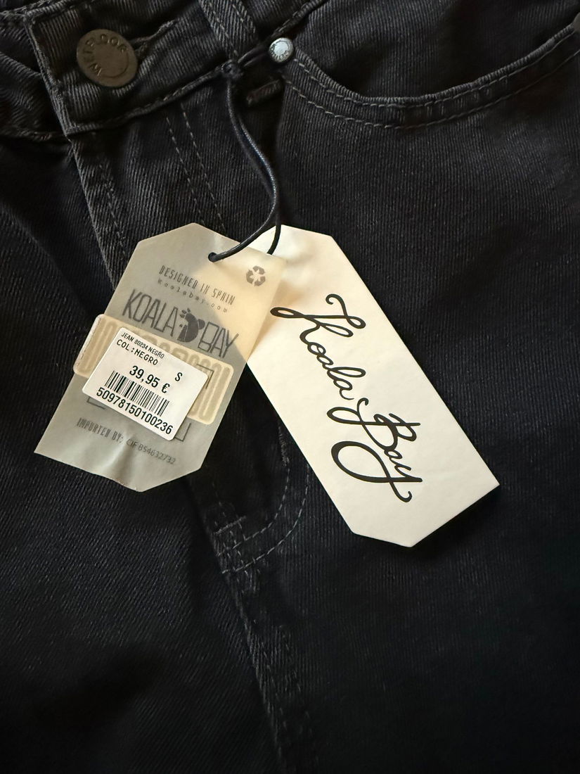 Blugi noi cu etichetă