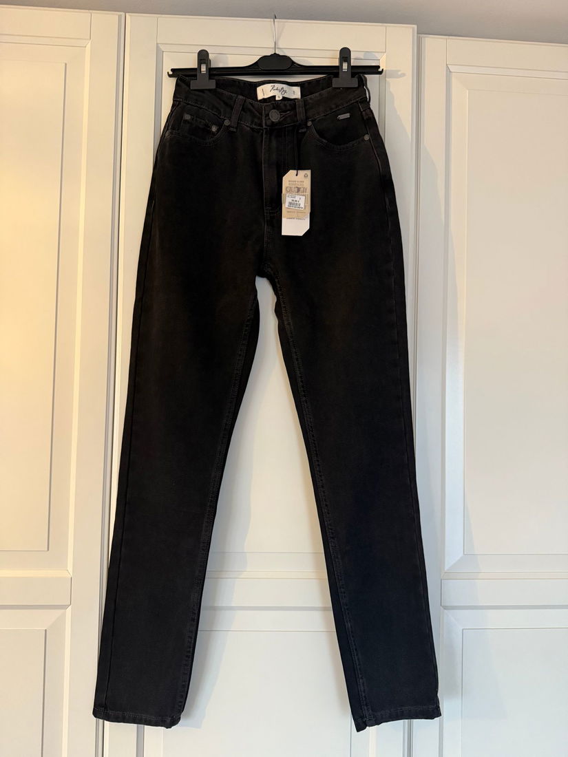 Blugi noi cu etichetă