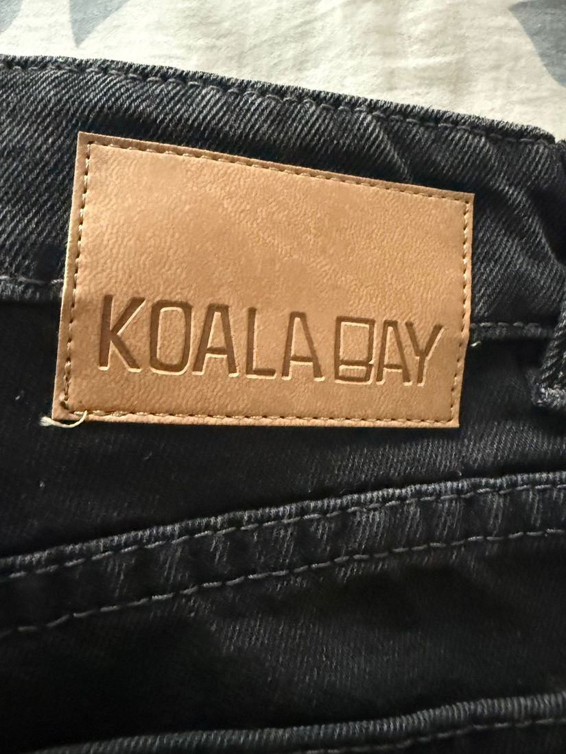 Blugi noi cu etichetă