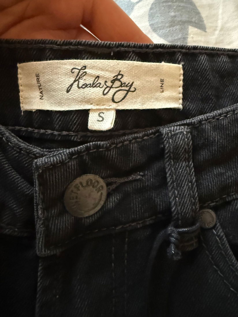 Blugi noi cu etichetă