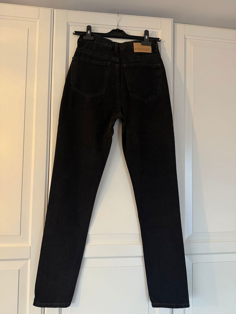 Blugi noi cu etichetă