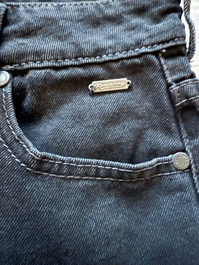 Blugi noi cu etichetă