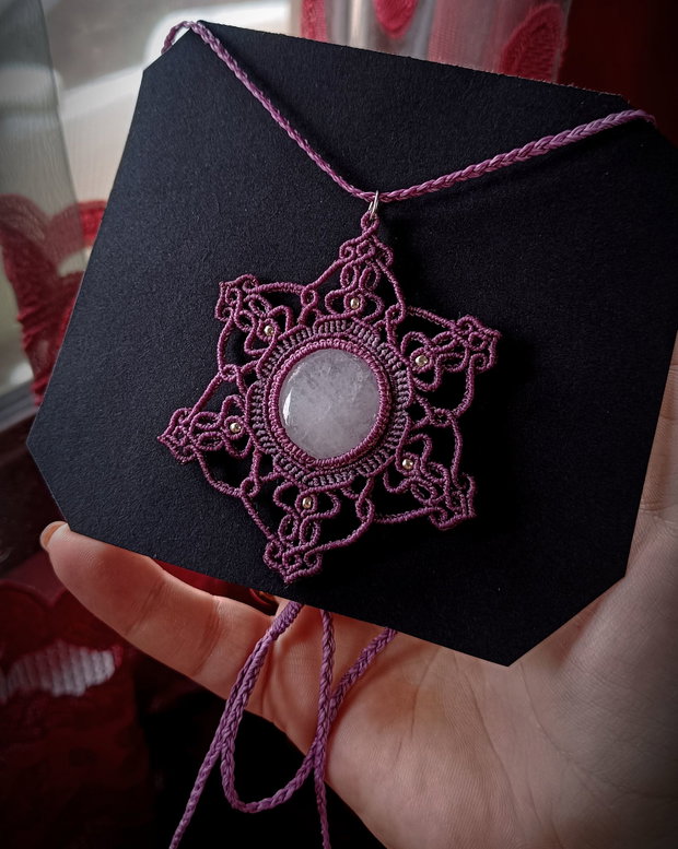 Pandantiv Amuleta Mandala Micromacrame cu Cuart Roz