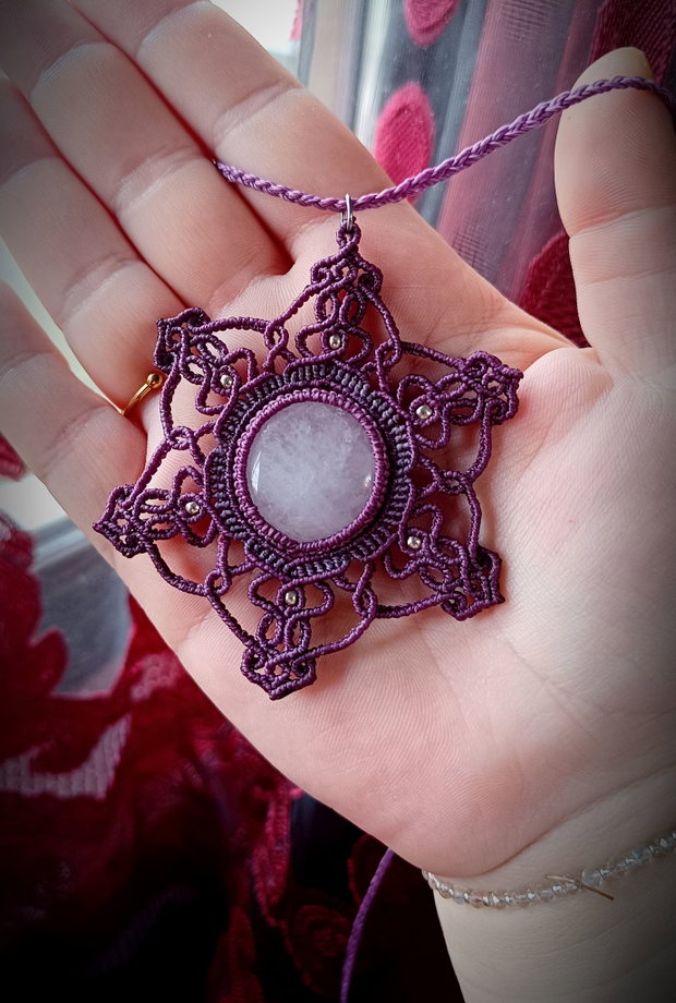 Pandantiv Amuleta Mandala Micromacrame cu Cuart Roz