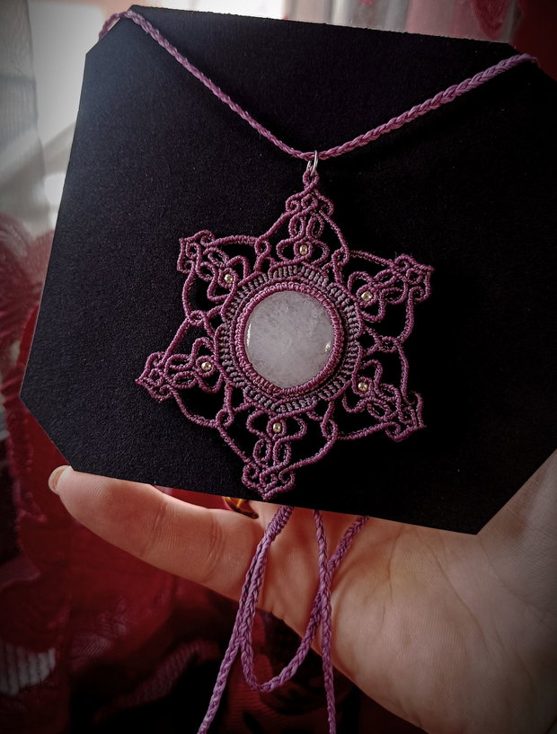 Pandantiv Amuleta Mandala Micromacrame cu Cuart Roz