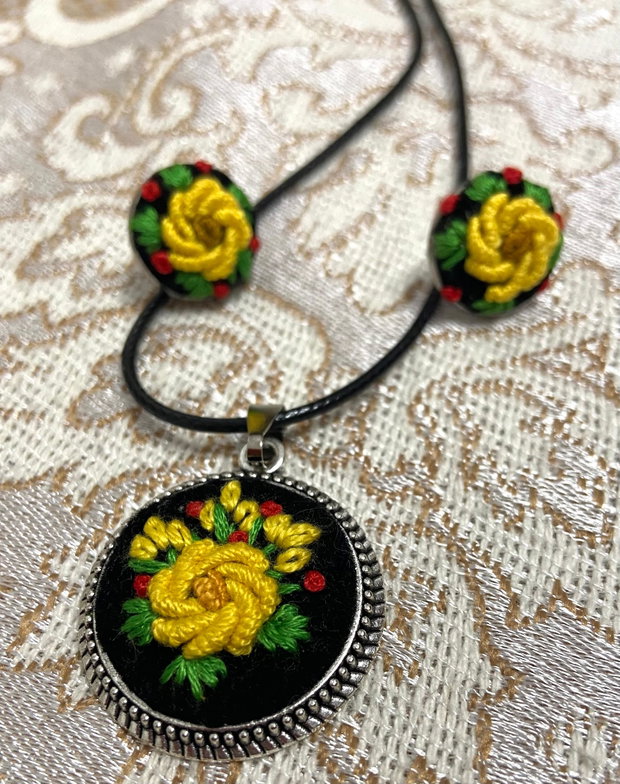 Set, colier si cercei cu broderie  manuala