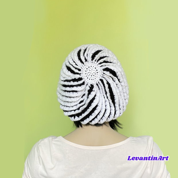 Bereta chic dama cu efect cameleonic. Caciula femei alb cu negru. Fes dama lucrat manual. Basca in doua culori. LA COMANDA