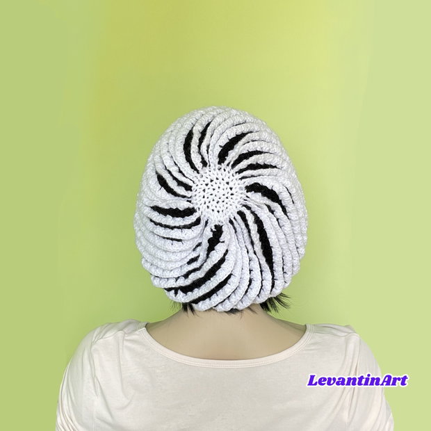 Bereta chic dama cu efect cameleonic. Caciula femei alb cu negru. Fes dama lucrat manual. Basca in doua culori. LA COMANDA