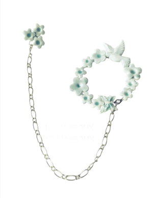 BROSA CORONITA  cu flori si porumbei baby blue