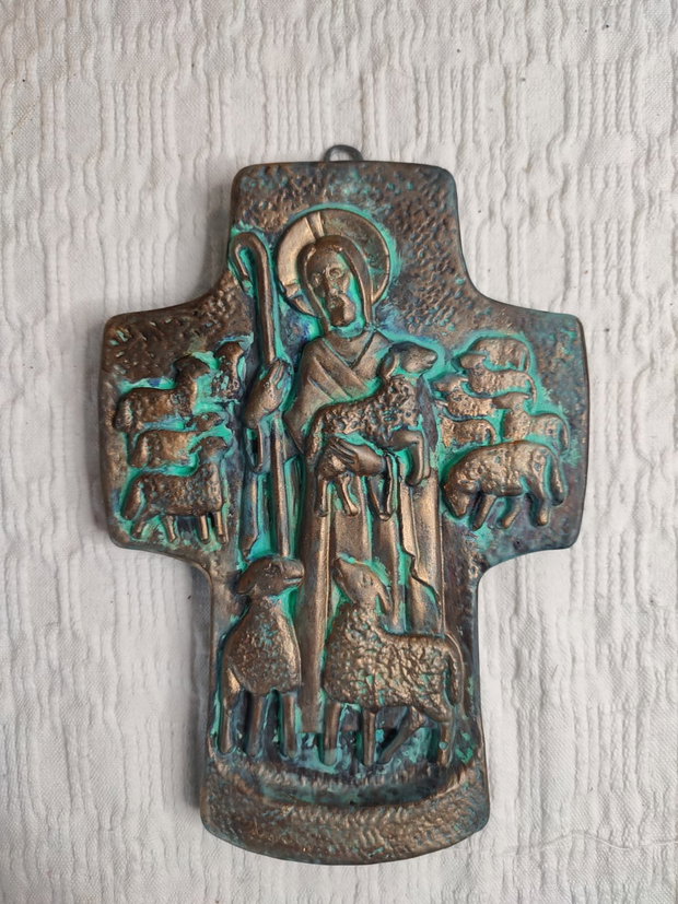 Cruce decorativă Păstorul cel Bun relief ceramic cu patină bronz și verde