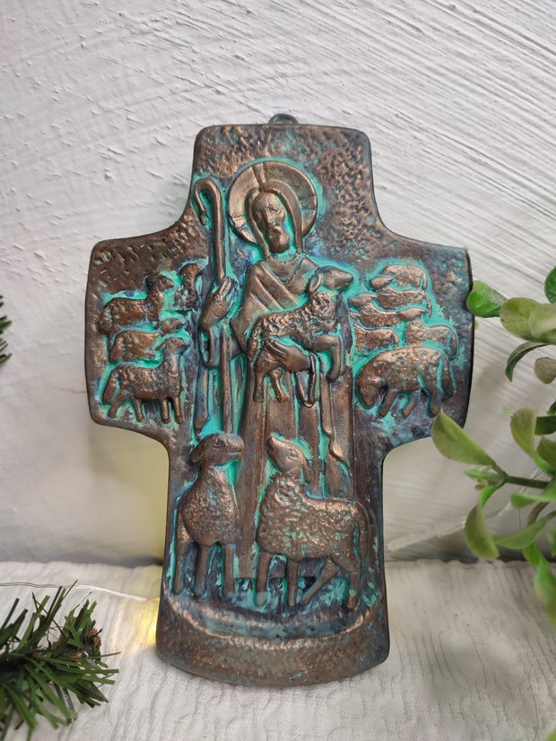 Cruce decorativă Păstorul cel Bun relief ceramic cu patină bronz și verde