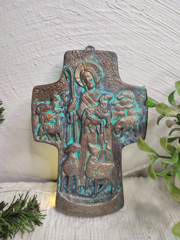 Cruce decorativă Păstorul cel Bun relief ceramic cu patină bronz și verde