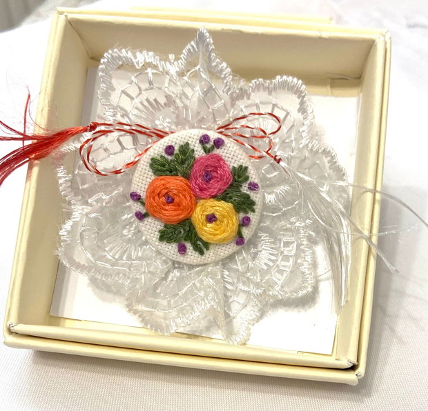 Brosa martisor cu broderie manuala