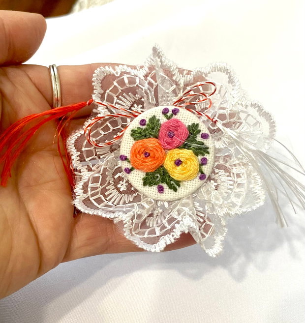 Brosa martisor cu broderie manuala
