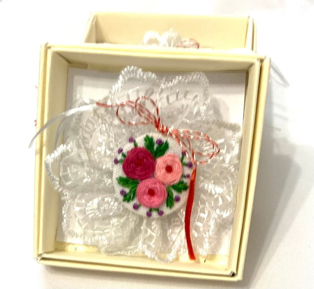 Brosa martisor cu broderie manuala