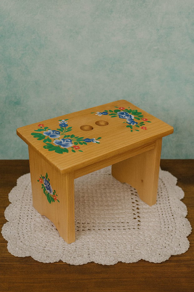 Scăunel din lemn pictat manual cu motive florale stil rustic