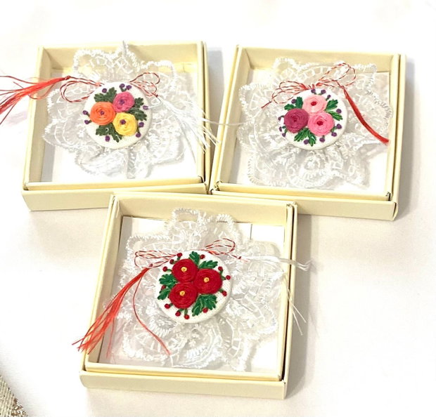 Brosa - martisor brodat manual