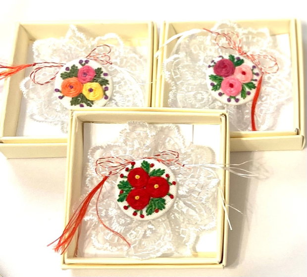 Brosa - martisor brodat manual
