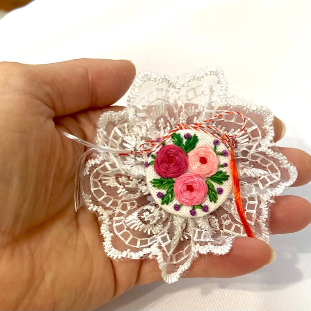 Brosa - martisor brodat manual
