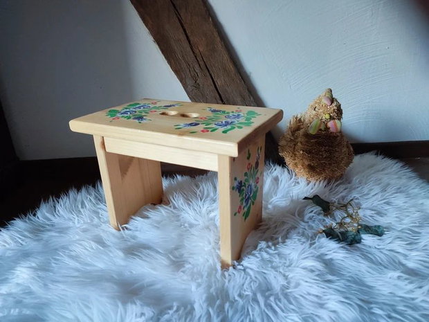 Scăunel din lemn pictat manual cu motive florale stil rustic