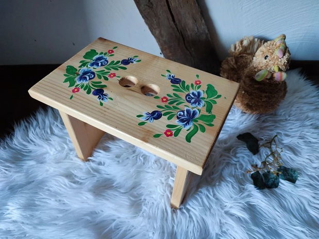 Scăunel din lemn pictat manual cu motive florale stil rustic