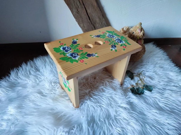 Scăunel din lemn pictat manual cu motive florale stil rustic