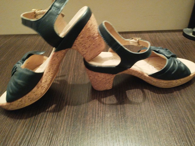 Sandale Bata mărimea 37  Platformă aspect plută, baretă gleznă, stare excelentă