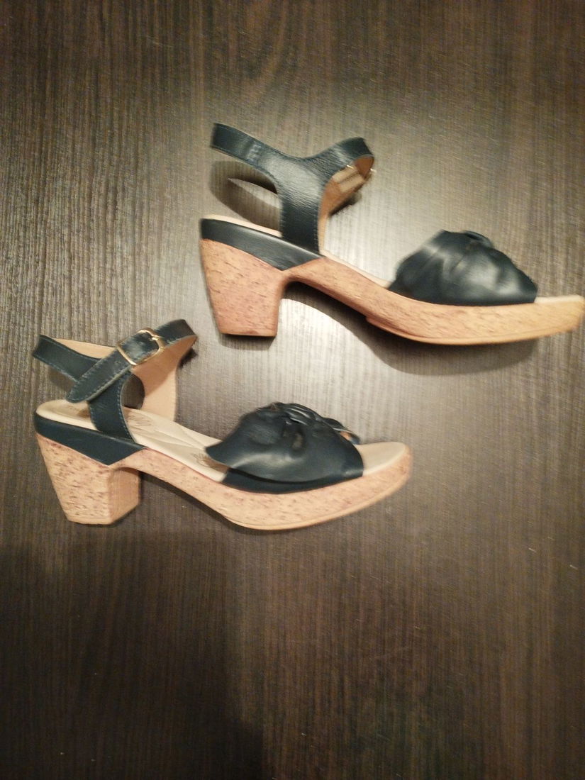 Sandale Bata mărimea 37  Platformă aspect plută, baretă gleznă, stare excelentă