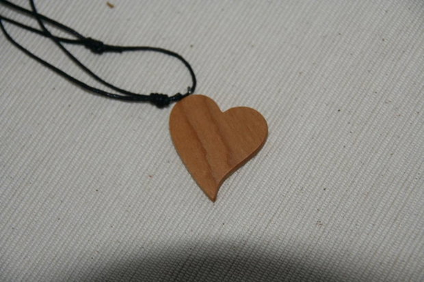 Pandantiv din lemn *Inimioara* handmade unicat