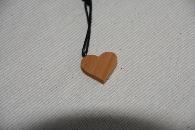 Pandantiv din lemn *Inimioara* bijuterie handmade unicat