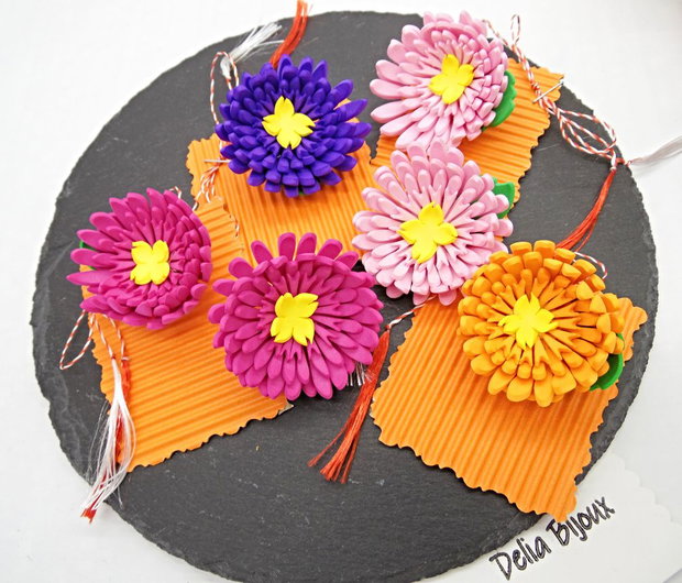 Broșe handmade cu flori tip crizantemă- Martisor (cod1372)