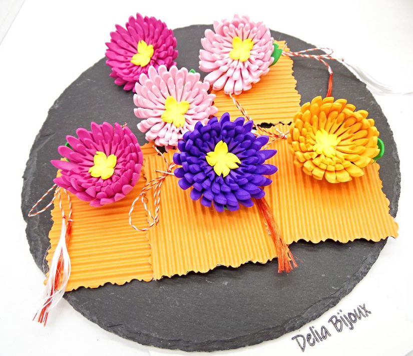 Broșe handmade cu flori tip crizantemă- Martisor (cod1372)