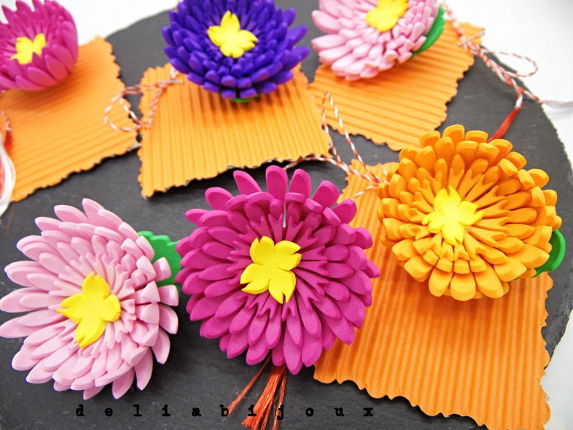 Broșe handmade cu flori tip crizantemă- Martisor (cod1372)