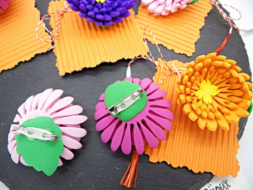 Broșe handmade cu flori tip crizantemă- Martisor (cod1372)