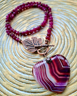 Colier vintage inima agate ciclam visiniu